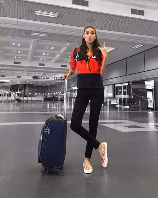  Lan Khuê năng động với đôi giày nổi bật họa tiết hoa văn của thương hiệu Gucci.