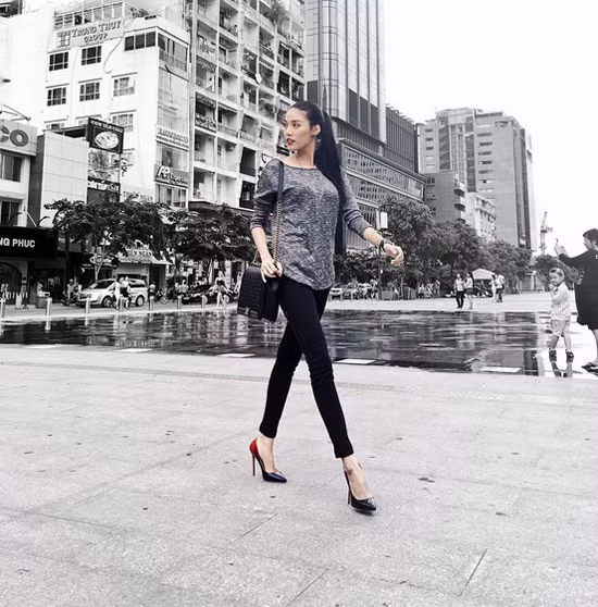 Khi diên bộ trang phục giản dị, Lan Khuê tạo điểm chú ý vào phụ kiện gồm túi Chanel Boy và giày cao gót Christian Louboutin.