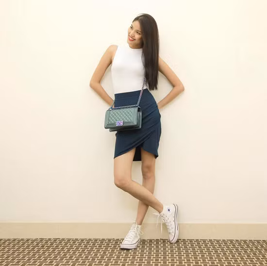 Cách sử dụng túi Chanel Boy để tạo nên phong cách khỏe khắn, cá tính là điểm cộng của Lan Khuê trong set đồ này. Chiếc túi có giá khoảng gần 100 triệu đồng.