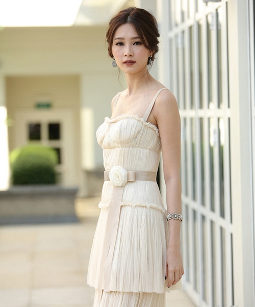 Vừa qua, Hoa hậu Đặng Thu Thảo đã xuất hiện trong show diễn của nhà thiết kế trẻ với trang phục sexy và phong cách trang điểm gam trầm ấn tượng. Đặng Thu Thảo diện bộ váy màu trắng kem khá trang nhã nhưng lại bị chê xấu vì thiết kế cúp ngực không vừa người và chiếc váy cũng diêm dúa quá đà.