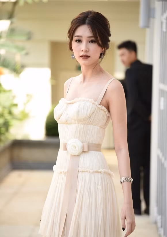 Rất nhiều người cho rằng phong cách sexy hoàn toàn không phù hợp với Hoa hậu Việt Nam 2012: "Váy chất liệu và kiểu dáng vừa xấu vừa kém sang. Thu Thảo lọt top mặc xấu trong tuần rồi, nhìn cái cup ngực của váy ghê quá", "Trông vòng 1 thảm quá", "Thích phong cách nhẹ nhàng kín đáo của Thảo hơn phong cách gợi cảm này"...