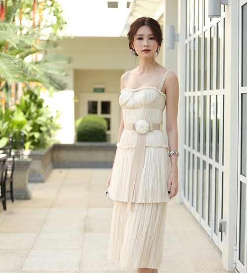 Chiếc váy hai dây với thiết kế cúp ngực chỉ hợp với những người có vòng 1 đầy đặn chứ không phải cho người 'lép kẹp' như Đặng Thu Thảo.