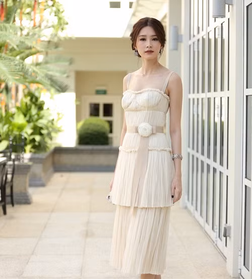 Chiếc váy hai dây với thiết kế cúp ngực chỉ hợp với những người có vòng 1 đầy đặn chứ không phải cho người 'lép kẹp' như Đặng Thu Thảo.