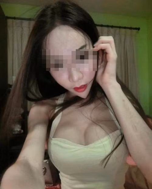 Cộng đồng mạng Thái Lan đã phải thốt lên đầy kinh ngạc khi nhìn thấy hình ảnh của cô gái trẻ. Họ không ngừng chia sẻ ảnh của cô và đặt cho cô những biệt danh rất "kêu": "Nữ thần mặt rắn", "Yêu quái V-line", "Hot girl cằm nhọn"... Mặc dù bị "ném đá" nhưng cô gái trẻ rất hài lòng với nhan sắc mới. Cô nàng thường xuyên chụp ảnh tự sướng và đăng tải hình ảnh với trạng thái hào hứng.