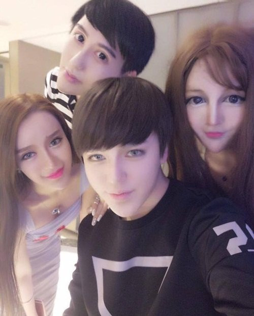 Cách đây không lâu, cư dân mạng từng xôn xao với hình ảnh của một "động người mặt rắn" ở Trung Quốc. Dàn hot girl, hot boy mặt rắn này khiến nhiều cư dân mạng gặp ác mộng bởi gương mặt nhọn hoắt của họ.