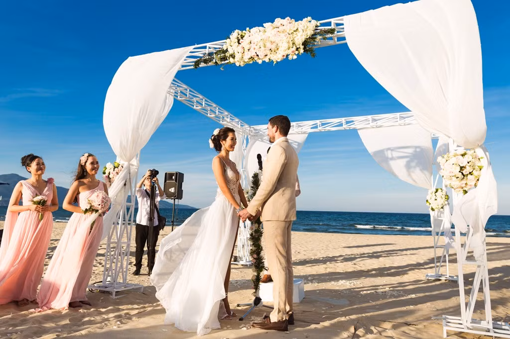 Trước sự chứng kiến của khách mời, đôi tân lang tân nương nói lời thề nguyện bên nhau trọn đời.