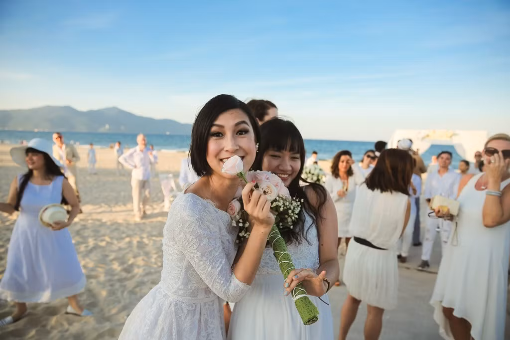 Diễn viên Kathy Uyên diện đầm ren trắng dự lễ cưới bạn thân.