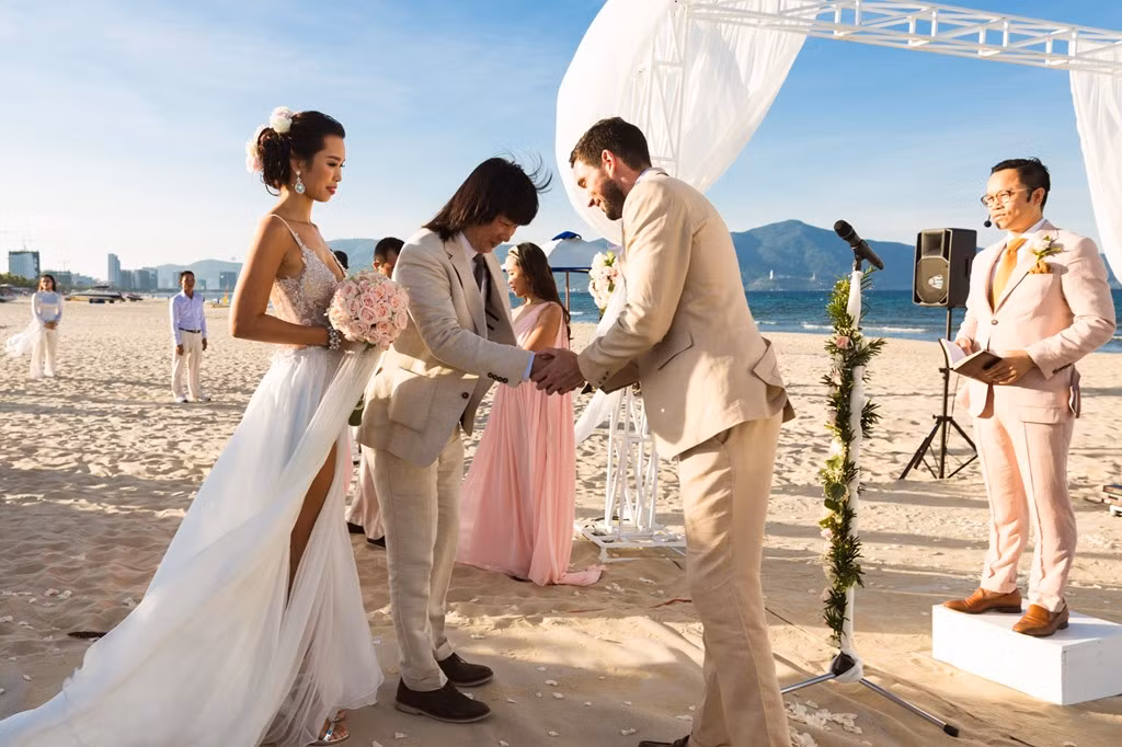 Chú rể Olly Dowden bắt tay cảm ơn bố vợ đã giao con gái lại cho anh. Họa sĩ Huy Vũ đồng thời căn dặn chàng rể những điều cần thiết khi cả hai trở thành vợ chồng.