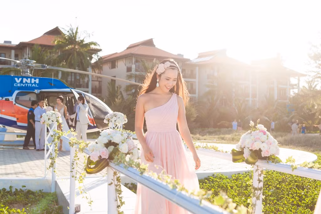 Em gái giám khảo Hoa khôi Áo dài đóng vai trò phù dâu bước đi trước cô dâu chú rể và gia đình.