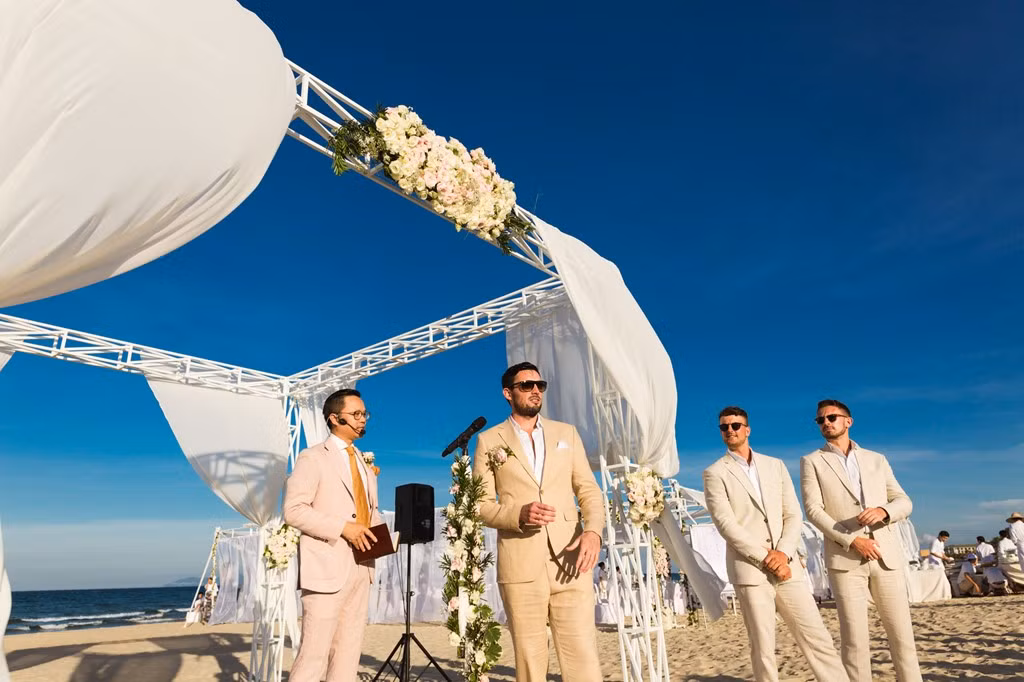 Ông xã kém hai tuổi của siêu mẫu diện trang phục tông trắng kem lịch lãm. Anh cùng dàn phù rể đeo kính thời trang.