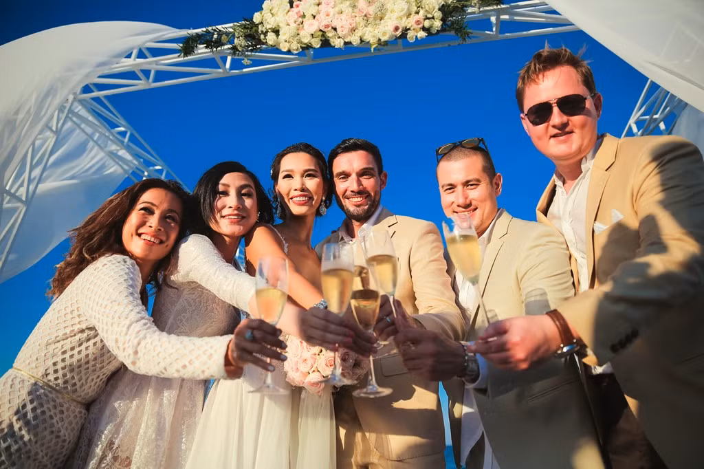 Khách mời thay phiên nhau chúc mừng hạnh phúc đôi vợ chồng. Sau lễ cưới trên bãi biển, vợ chồng Hà Anh đãi tiệc bạn bè tại nhà hàng sang trọng.