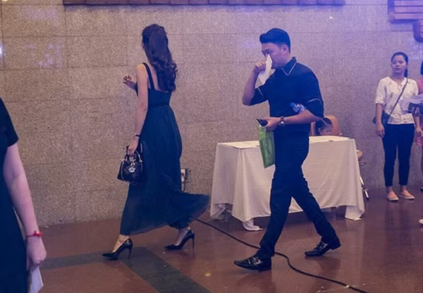 Tại đây, lần đầu tiên người đẹp công khai bạn trai thiếu gia Bảo Hưng - em trai của BTV Ngọc Trinh "Chuyển động 24h".