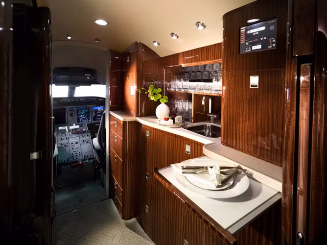 Khu vực quầy bar và gian bếp, cùng đầu bếp giỏi là phần không thể thiếu trên các chuyên cơ riêng của tỷ phú.