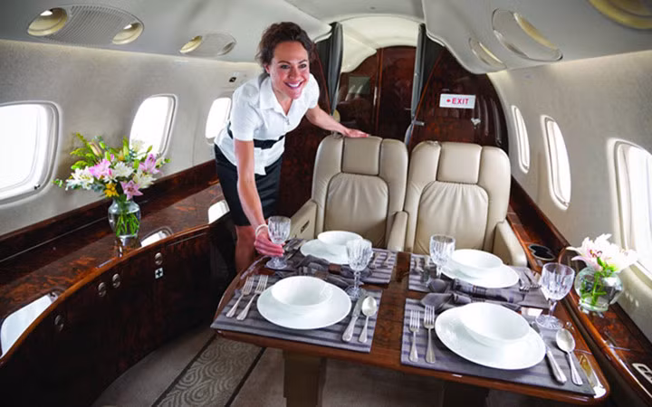 Trên các chuyên cơ của tỷ phú đều có đội ngũ tiếp viên phục vụ chu đáo.