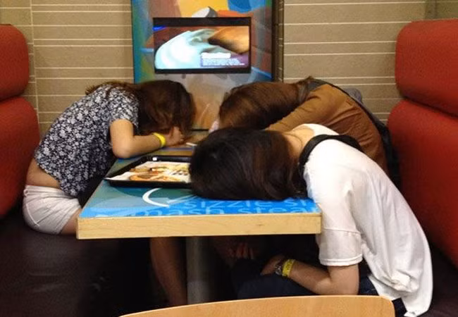 Thôi khỏi ăn luôn nhé, bọn em ngủ một giấc đã.