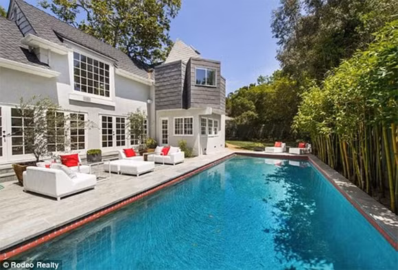 Nhiều cư dân xung quanh cho rằng, họ vẫn cảm thấy linh hồn Gia Scala lảng vảng trong ngồi nhà. Chia sẻ với Mirror, Jack Krane - người từng lớn lên trong ngôi nhà sang trọng bày tỏ: "Tôi cảm giác dường như đã có người chết trong nhà nhưng bố mẹ tôi đều nói không. Tôi luôn thấy có cái gì đó rất kỳ lạ. Ngôi nhà chắc chắn bị ma ám. Tôi từng gặp một vài chuyện ma ở đây, nó thật đáng sợ".