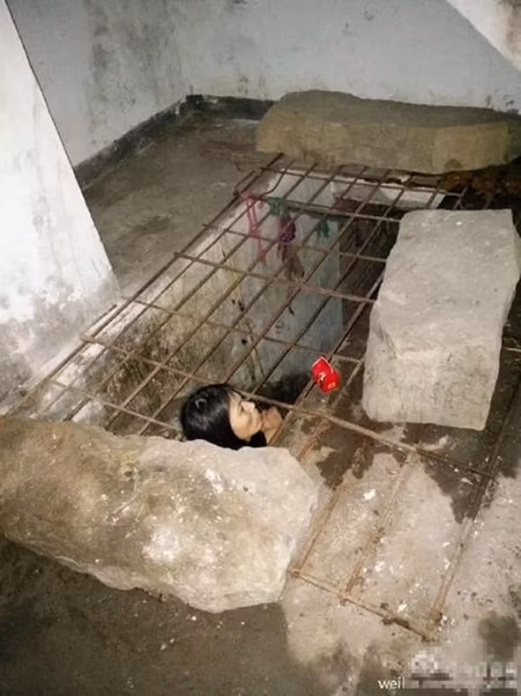 Sau khi lực lượng chức năng làm rõ sự việc, cô Bành đã được đưa đến bệnh viện kiểm tra sức khỏe toàn diện dưới sự giám sát của mẹ đẻ là bà Lưu. Còn về phía bố đẻ cô Bành, hiện cơ quan công an của tỉnh Tứ Xuyên đang tiếp tục điều tra làm rõ sự việc nhốt con dưới hầm hơn nữa.