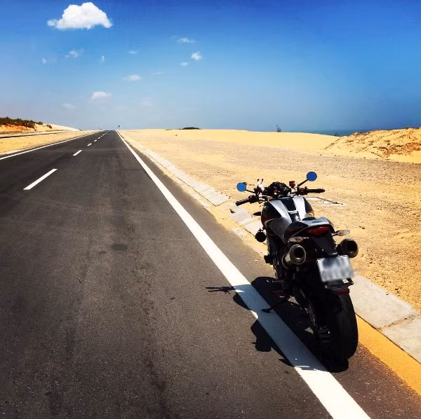 Ngược lại với sự rực rỡ của đoạn Phan Thiết - Mũi Né trước đó, bức tranh thiên nhiên ở Bàu Trắng mang đến vẻ dịu dàng, mát mẻ hơn hẳn với hai tông xanh, trắng chủ đạo, nhưng lại chẳng hề thua kém về độ hùng vĩ.