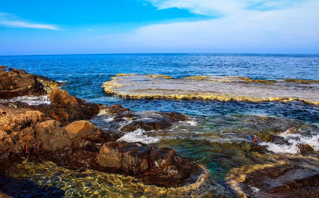 Ninh Thuận – Khánh Hòa – Phú Yên Nếu bạn đang tìm kiếm một chuyến đi đầy thú vị và thử thách, mở đầu cho một mùa hè thật sôi động, cung đường ven biển tuyệt đẹp từ Ninh Thuận đến Phú Yên có thể dễ dàng thỏa mãn bạn.