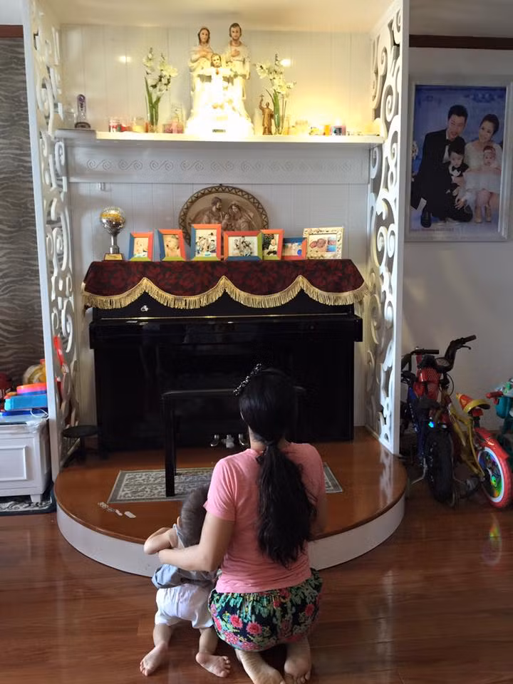 Một góc nhỏ trong phòng khách là nơi để nàng Ốc tĩnh tâm. Cô chia sẻ: Mỗi khi ở nhà, cô hay thắp nến thơm trên Bàn thờ Chúa để cầu xin bình yên.