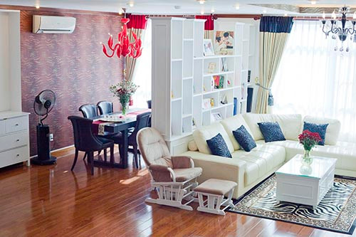 Phòng khách được phân cách với phòng ăn bằng một chiếc tủ sách.