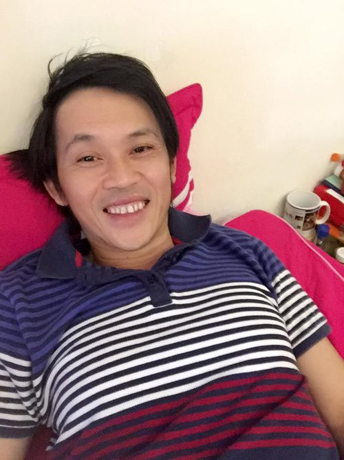 Hoài Linh tranh thủ lúc rảnh rỗi nằm selfie.