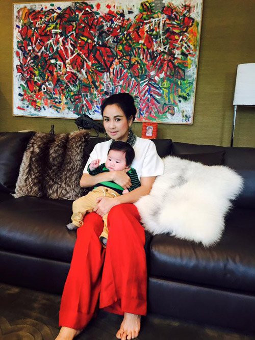 Thanh Lam dịu dàng bế nựng con trai đầu lòng của nam ca sĩ Tùng Dương: “Vui đời vui đạo thả theo duyên. Đói ăn mệt ngủ buông xa lụy phiền”.