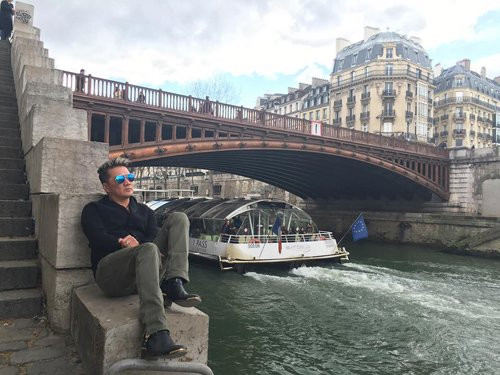 Đàm Vĩnh Hưng và một khoảnh khắc suy tư bên dòng sông Seine, Pháp.