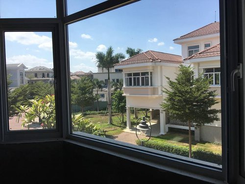 Được biết, căn hộ mà Quốc Cường “để mắt” nằm trong khu biệt thự sang trọng Chateau – Phú Mỹ Hưng, TP HCM. Đây là một trong những khu biệt thự - lâu đài nổi tiếng dành cho các doanh nhân giàu có của Việt Nam sinh sống. Nhiều người cho rằng, chồng cũ của Hà Hồ muốn tìm một nơi ở mới để sớm đón bạn gái là Hạ Vi về chung một nhà trong tương lai.