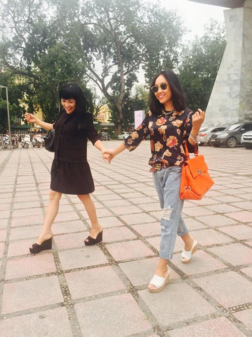 Đoan Trang và Phương Thanh nắm tay nhau vui vẻ đi dạo phố.