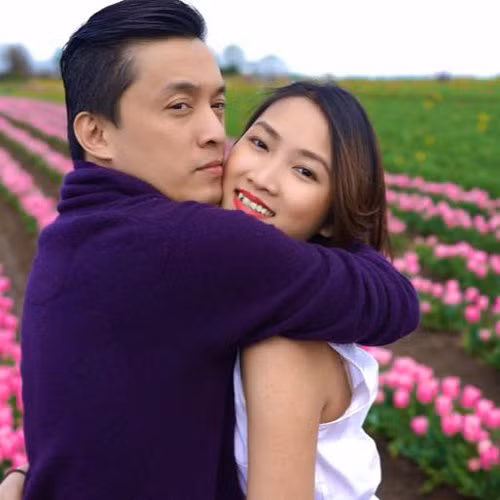 Lam Trường đăng tải ảnh ôm bà xã Yến Phương giữa cánh đồng hoa tulip kèm lời nhắn nhủ ngọt ngào: “Tối nay chia tay em để về lại Việt Nam, nghĩ mà thương”.
