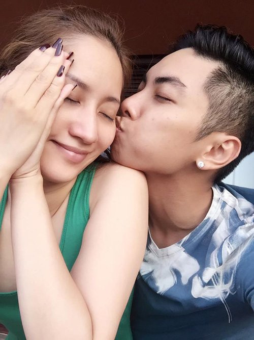 Phan Hiển dành tặng cho mẹ của con trai - dancer Khánh Thi nụ hôn ngọt ngào kèm lời nhắn: “Sinh nhật bà xã! Chúc bà xã luôn đẹp, tươi và yêu ông xã”.