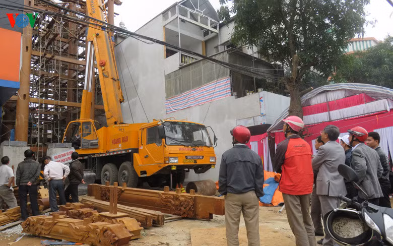 Trong thời gian lao động tại Lào, ông đã thu mua, tích trữ được một số lượng rất lớn gỗ Sao Xanh rồi đem về nước thuê thợ mộc làm nhà.