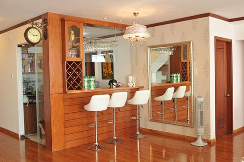 Bên ngoài khu bếp là quầy bar tiện nghi.