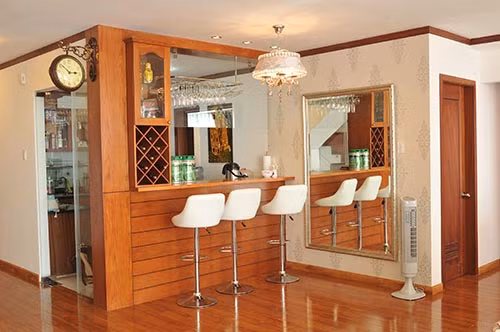 Bên ngoài khu bếp là quầy bar tiện nghi.