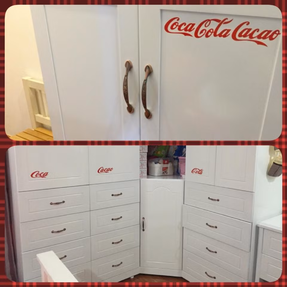 Bộ tủ đựng đồ của các bé được dán tên để dễ dàng phân biệt. Ốc Thanh Vân chọn tủ có nhiều ngăn để chứa được nhiều đồ một cách hợp lý.