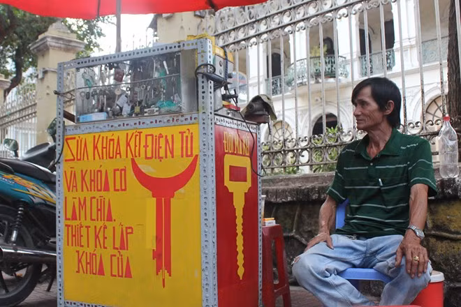 Ông Trương Thơ, làm nghề sửa khóa đã 30 năm trước cổng biệt thự 35 triệu USD. Ảnh: Zen Nguyễn.