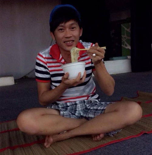 Khoảnh khắc cực kỳ giản dị của Hoài Linh khi đang ngồi khoanh chân ăn mỳ kèm chú thích: “Ăn để sống, chứ đâu phải sống để ăn. Ăn mà tinh thần thoải mái thì món gì chả ngon, cần gì cao lương mỹ vị”.