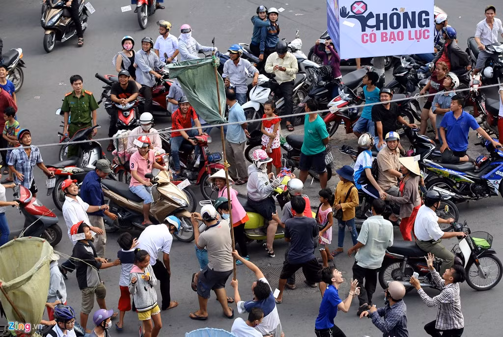 Tuy số lượng người người tập trung hứng tiền rất đông nhưng có sự xuất hiện của lực lượng công an, bảo vệ dân phố nên không xảy ra tình trạng hỗn loạn, tranh giành dẫn đến ẩu đã như các năm trước.