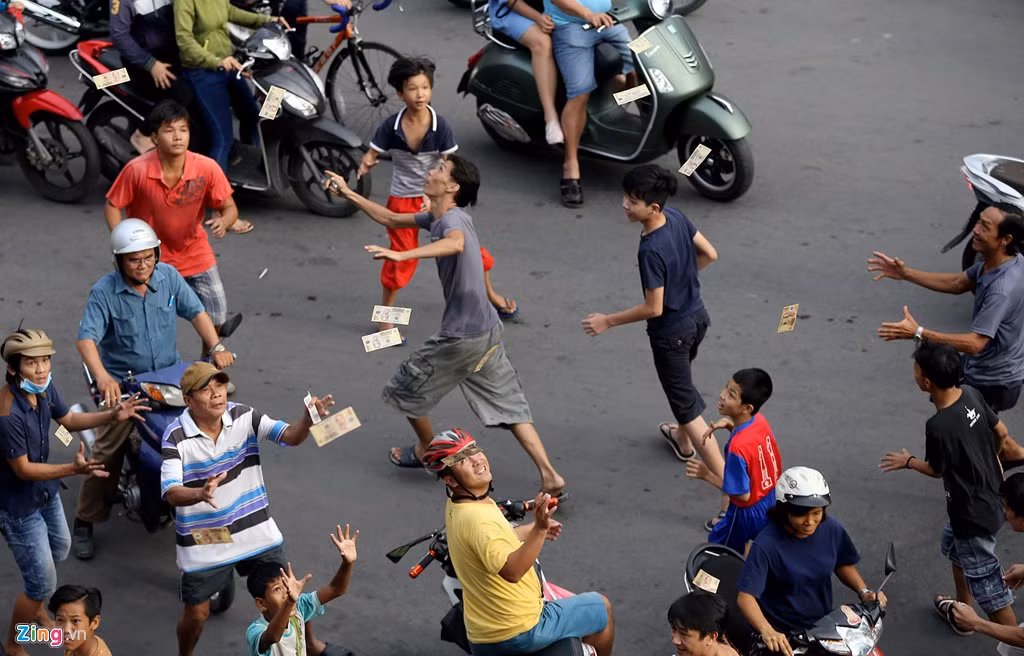 Sự việc phần nào làm ảnh hưởng đến an toàn giao thông khi nhiều người ánh mắt đuổi theo tiền, chân chạy ra giữa lòng đường.