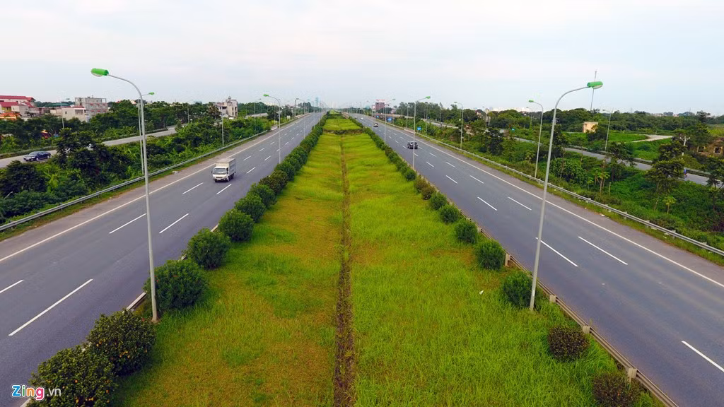 Ông Nguyễn Đức Chung cũng nói rõ định hướng thời gian tới, thành phố sẽ biến 98 ha đất trống ở Đại lộ Thăng Long như một cánh rừng nối dài từ Ba Vì về Trung tâm Hội nghị Quốc gia.