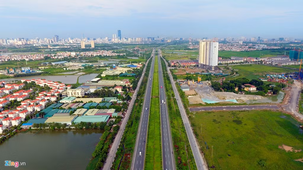 Ngoài ra, còn dải trồng cây xanh và vỉa hè. Toàn tuyến có 2 đường hầm, 13 cầu vượt ngang đường.