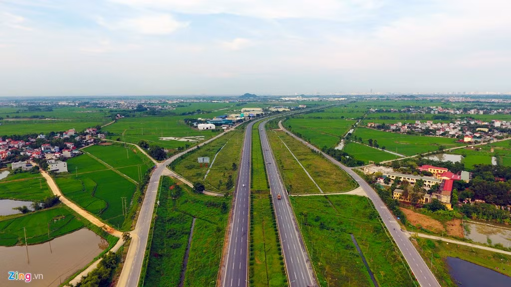 Đại lộ Thăng Long chạy cơ bản theo hướng Đông - Tây, nằm trong ranh giới giữa quận Cầu Giấy và quận Nam Từ Liêm đi qua địa bàn các phường, xã: Trung Hòa (quận Cầu Giấy); Mễ Trì, Phú Đô (quận Nam Từ Liêm); An Khánh, An Thượng(huyện Hoài Đức)...