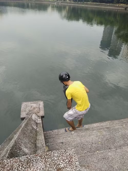 Hình ảnh phóng sinh sáng ngày 15/7 (Âm lịch) ở hồ Nghĩa Đô. Theo chia sẻ của anh Q, bảo vệ công viên cho hay: "Năm nay dù không đông như năm ngoái, nhưng từ đầu tháng có không ít người tới đây thả cá, ốc để thực hiện nghi lễ phóng sinh".