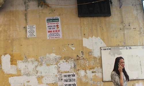 Lãi suất tín dụng đen lên đến cả trăm % mỗi năm nhưng để vay được, người có nhu cầu cũng phải chật vật.