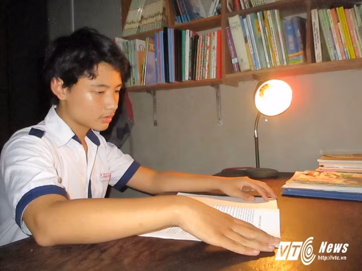 Ba hoc sinh cap 2 xu Hue che tao may bao lu tu dong