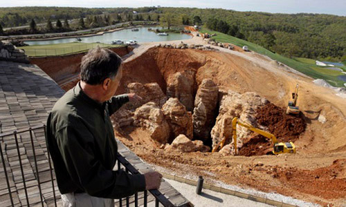 Đi tìm những điều bí ẩn trong hang động.