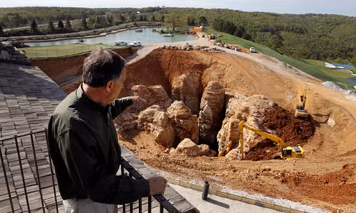 Đi tìm những điều bí ẩn trong hang động.