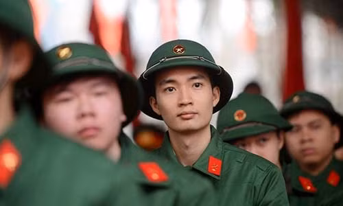 Mat can thi co duoc thi truong quan doi?