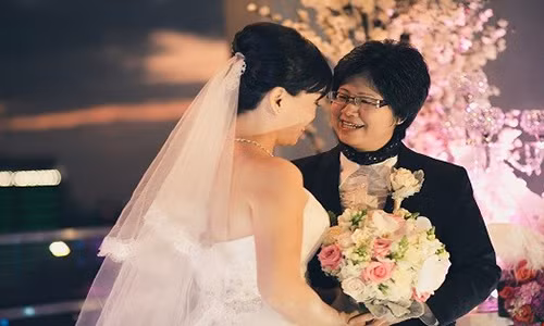 30 nam mot tinh yeu dep cua cap doi dong tinh nu